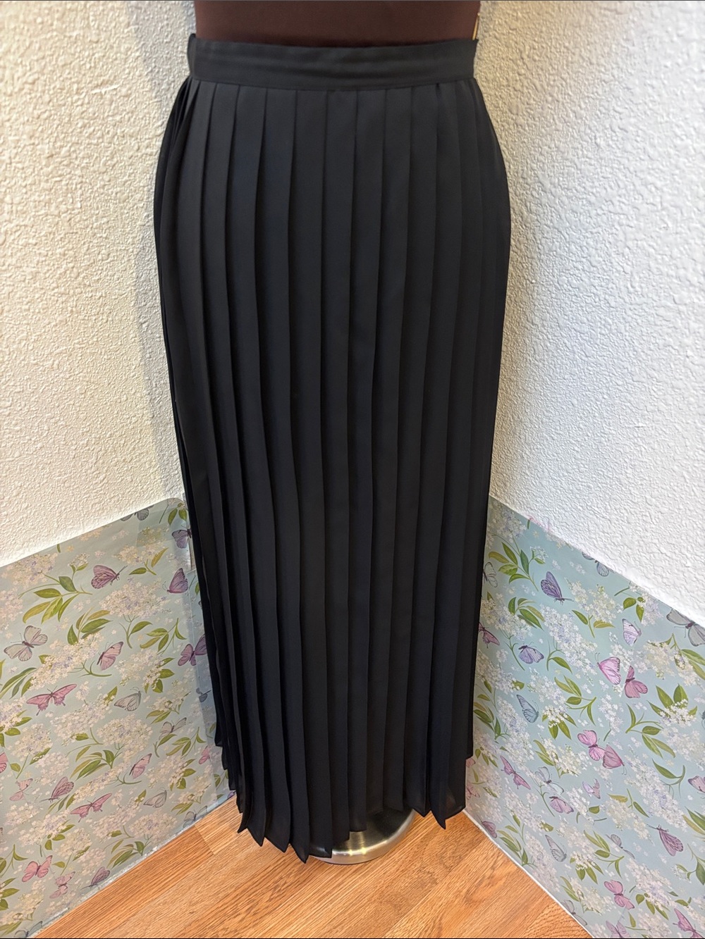 Coldwater Creek elegant black pleated midi skirt. Size M